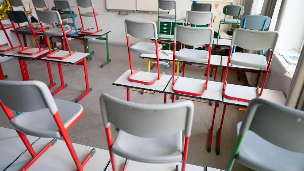 Stuehle-stehen-in-einem-Klassenzimmer-auf-den-Tischen