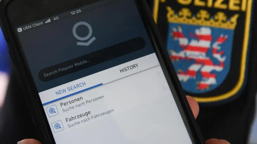 Eine-Polizistin-haelt-ein-Smartphone-in-der-Hand-auf-dem-die-IT-Anwendung-hessenDATA-mobile-geoeffnet-ist