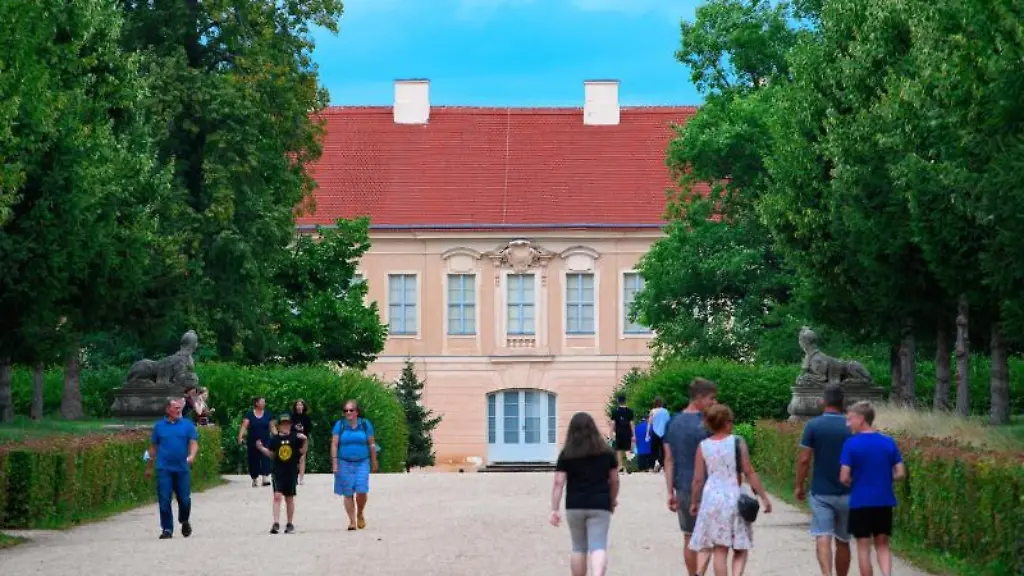 Passanten-gehen-ueber-einen-Parkweg-in-der-Naehe-von-Schloss-Rheinsberg