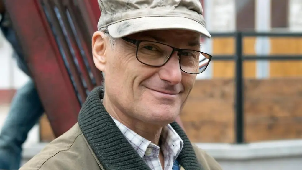 Schauspieler-Peter-Schell-als-Karl-Faller-in-der-SWR-Schwarzwaldserie-Die-Fallers