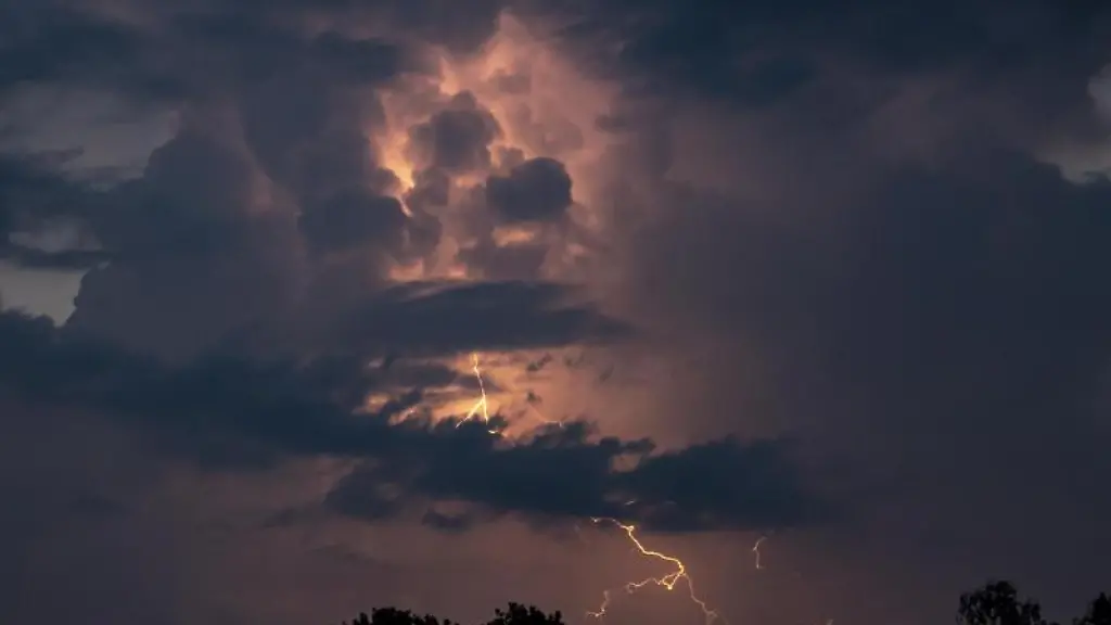 Ein-Blitz-hellt-hinter-dunklen-Wolken-auf