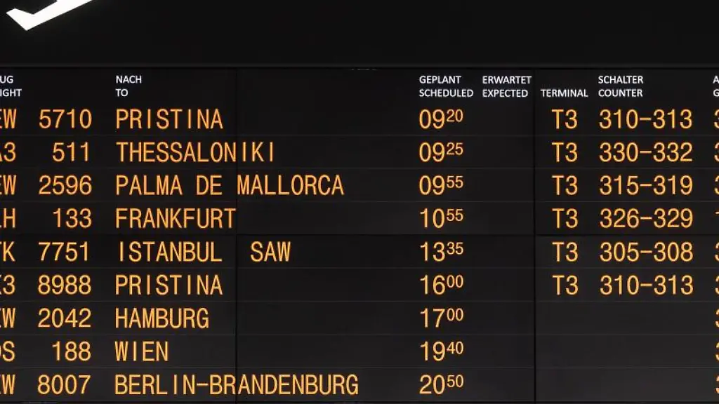 Abfluege-sind-am-Morgen-auf-einer-Anzeige-des-Flughafen-Stuttgart-angekuendigt