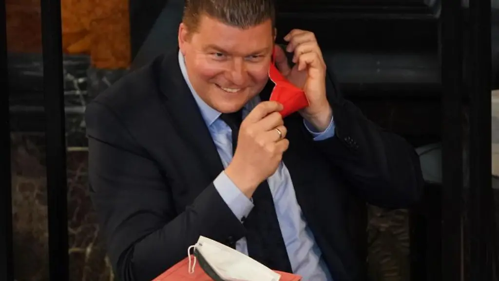 Andreas-Dressel-SPD-Senator-fuer-Finanzen-in-Hamburg-setzt-sich-eine-FFP2-Maske-auf