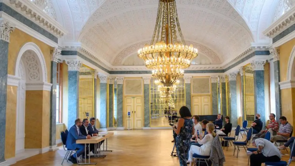 Pressekonferenz-im-sanierten-Spiegelsaal-vom-Schloss-Koethen-zu-den-geplanten-Sanierungsmassmahmen