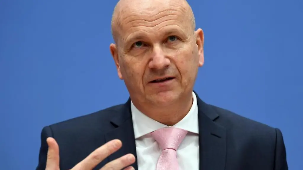 Uwe-Brandl-gestikuliert