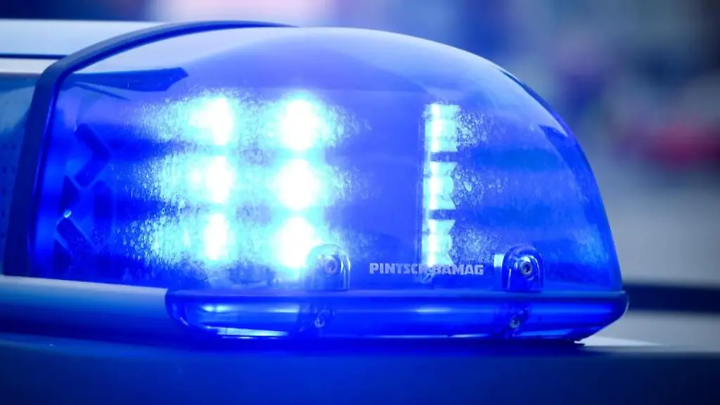 Das-Blaulicht-an-einem-Polizeiauto-leuchtet