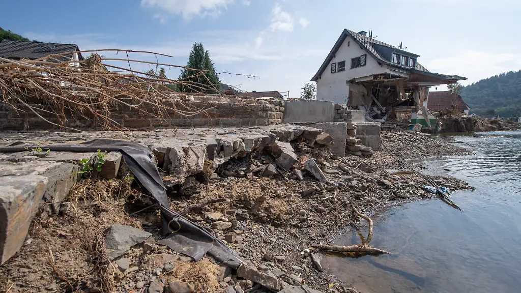 Rechte-und-Querdenker-haben-sich-unter-die-Katastrophenhelfer-begeben-um-Misstrauen-zu-schueren