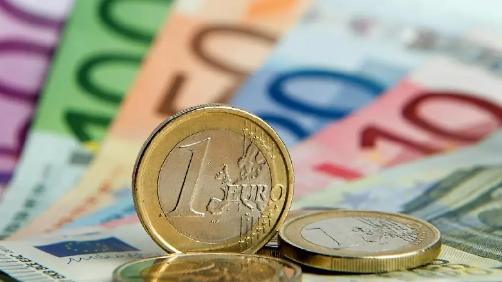 Euro-Banknoten-und-Euromuenzen