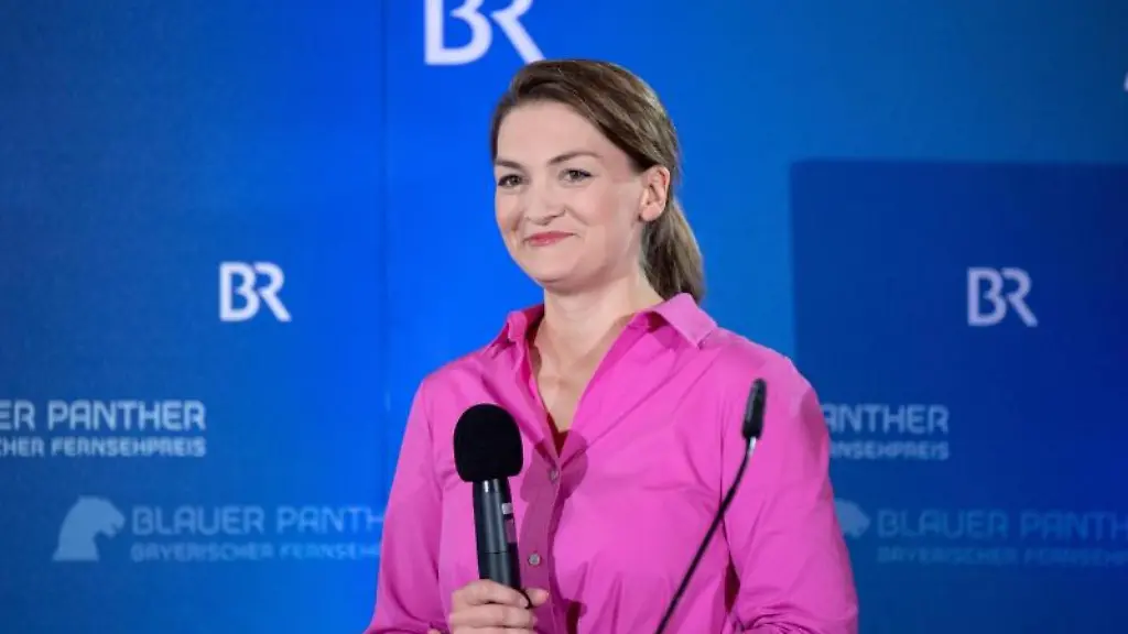 Judith-Gerlach-CSU-spricht-waehrend-der-Verleihung-eines-Fernsehpreises