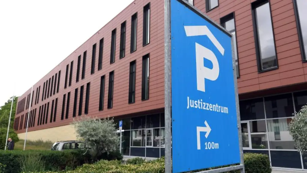 Blick-auf-den-Eingang-zum-Amtsgericht-Chemnitz