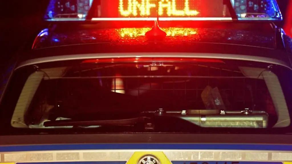 Der-Schriftzug-Unfall-leuchtet-auf-einem-Streifenwagen