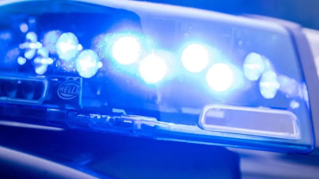 Ein-Blaulicht-leuchtet-auf-dem-Dach-einer-Polizeistreife