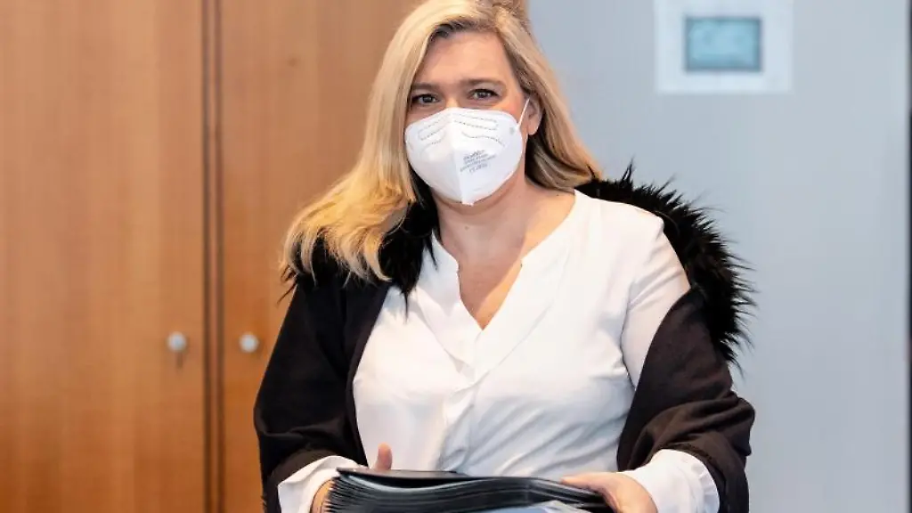 Melanie-Huml-CSU-kommt-zu-einer-Sitzung