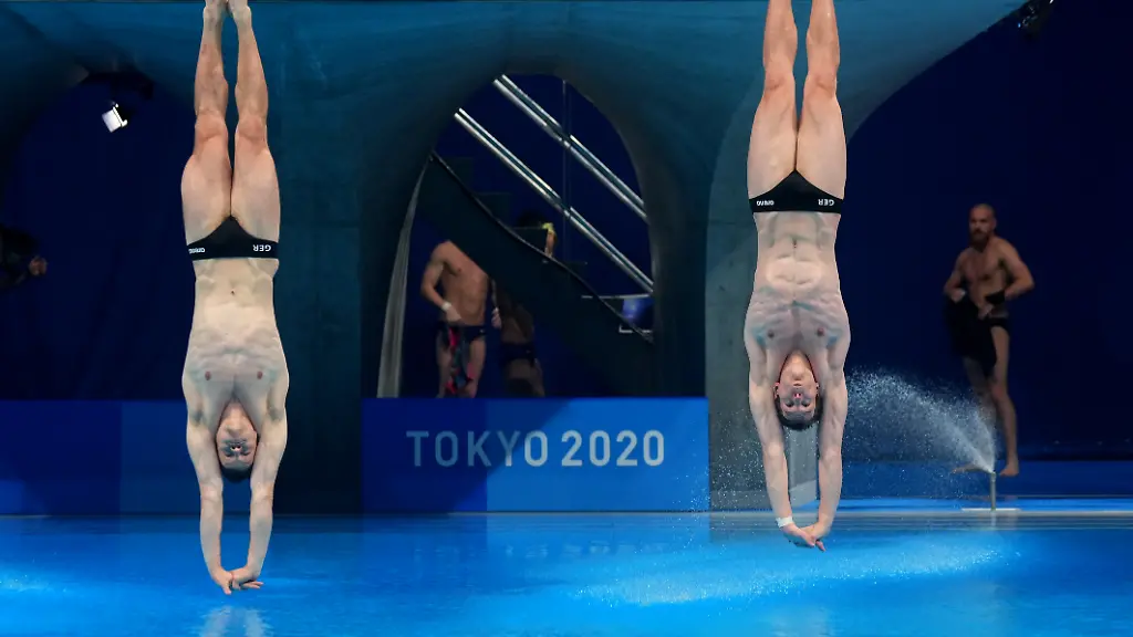 2021-07-28T065504Z-83567199-SP1EH7S0J7NKV-RTRMADP-3-OLYMPICS-2020-DIV-M-3MTEAM2-FNL-000100