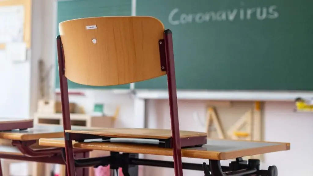 Coronavirus-steht-auf-einer-Tafel-in-einem-leeren-Klassenzimmer