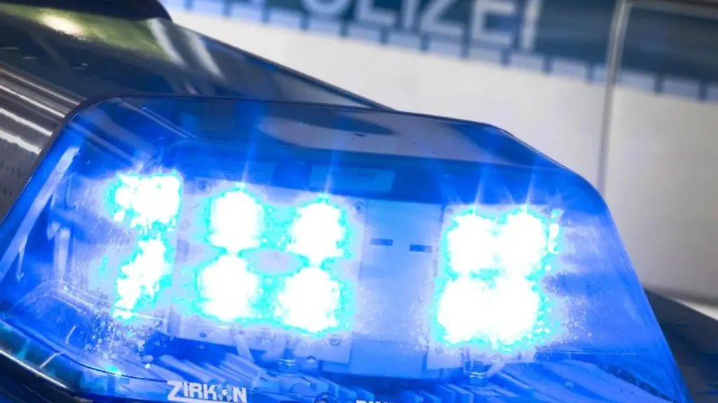 Ein-Blaulicht-auf-dem-Dach-eines-Polizeiwagens