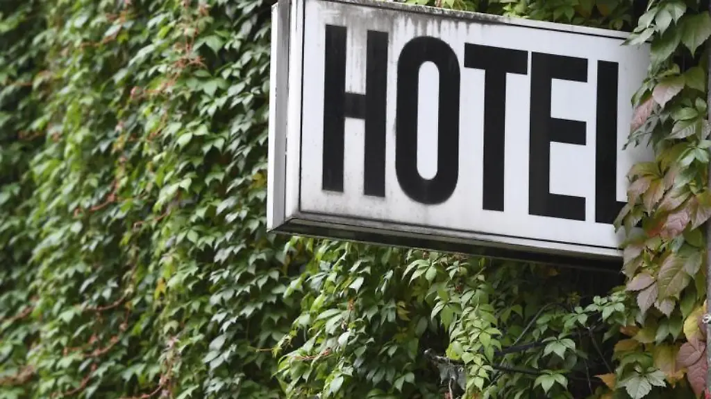 Ein-Schild-Hotel-ist-zu-sehen