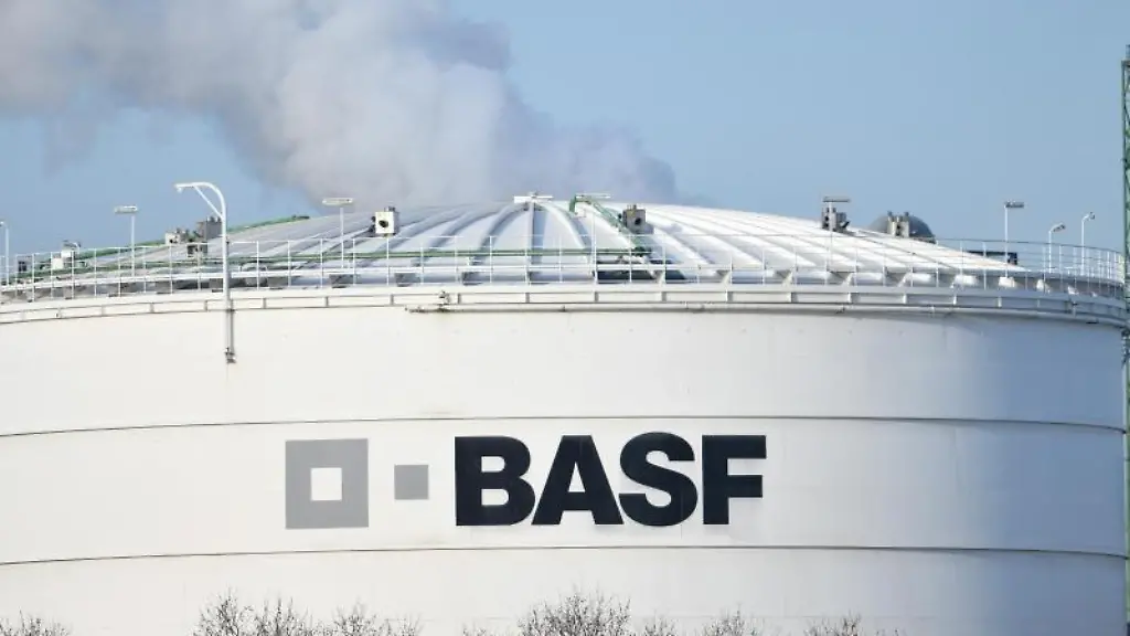 Das-Logo-des-Chemiekonzerns-BASF-ist-auf-einer-Industrieanlage-auf-dem-Werksgelaende-angebracht