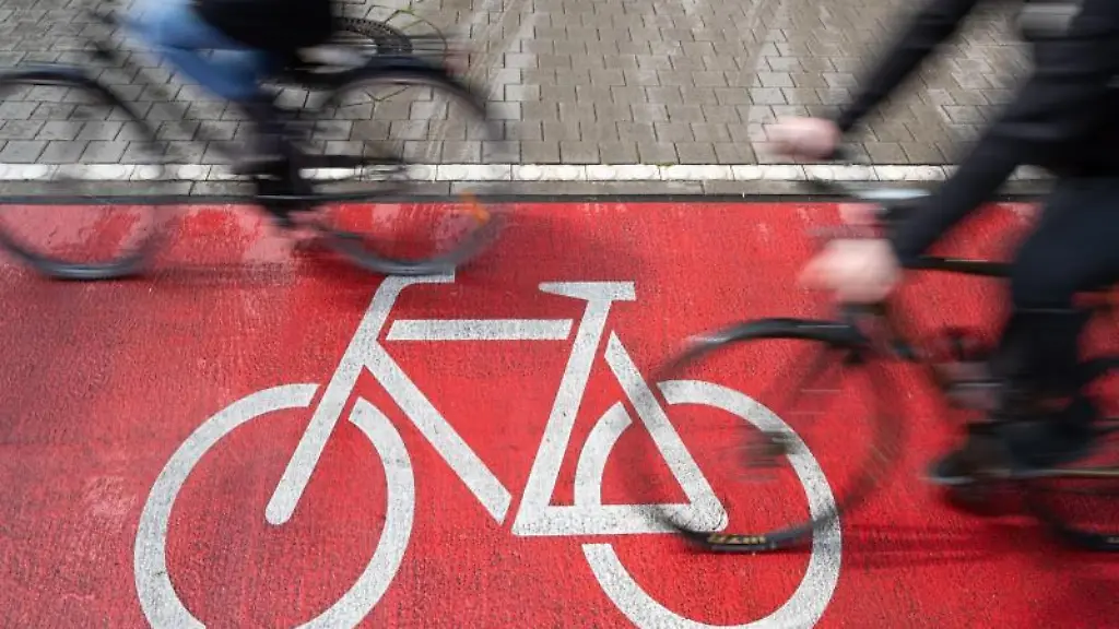 Radfahrer-fahren-auf-einem-Radweg