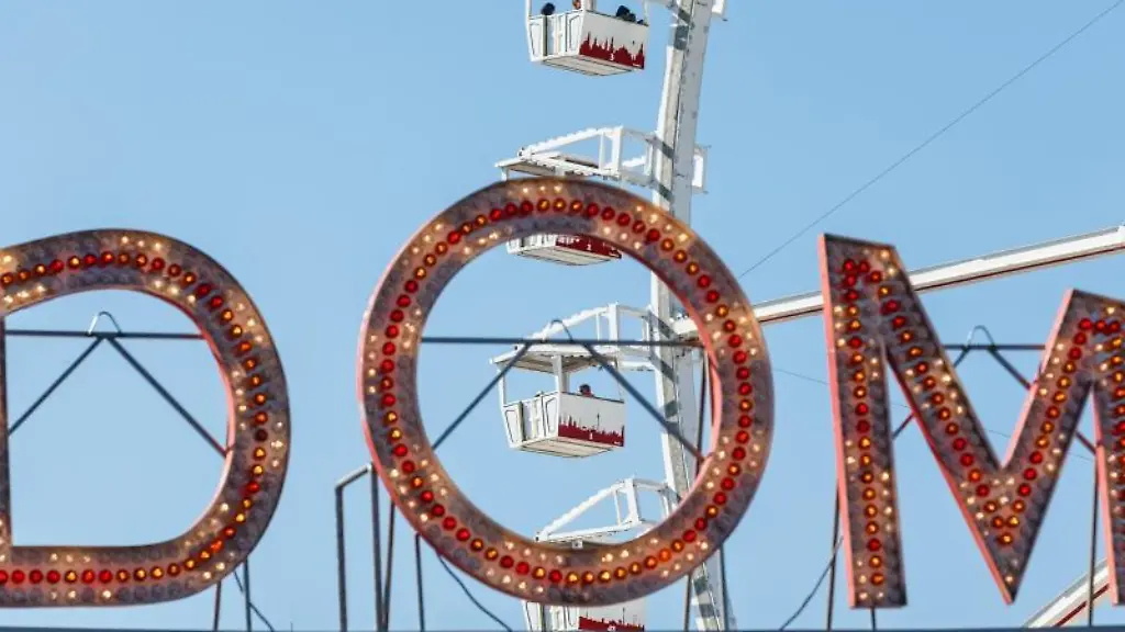Besucher-sitzen-im-Riesenrad-auf-dem-Dom