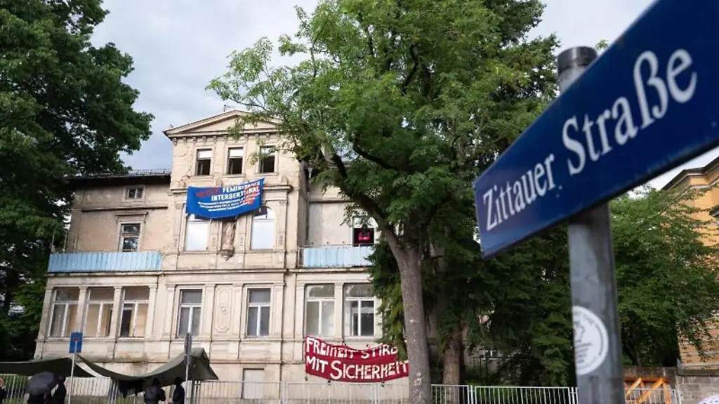 Transparente-von-Aktivisten-haengen-an-der-Fassade-eines-leerstehenden-Wohnhauses