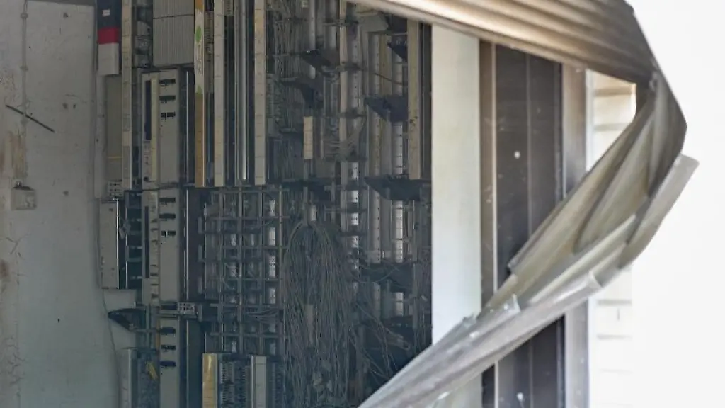 Die-Telefon-Vermittlungsstelle-wurde-durch-die-Hochwasserkatastrophe-komplett-zerstoert