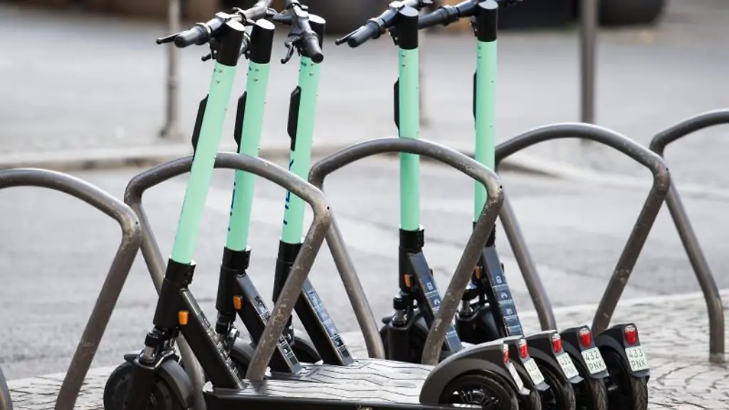 E-Scooter-des-Unternehmens-Tier-Mobility-stehen-auf-dem-Kaiserplatz