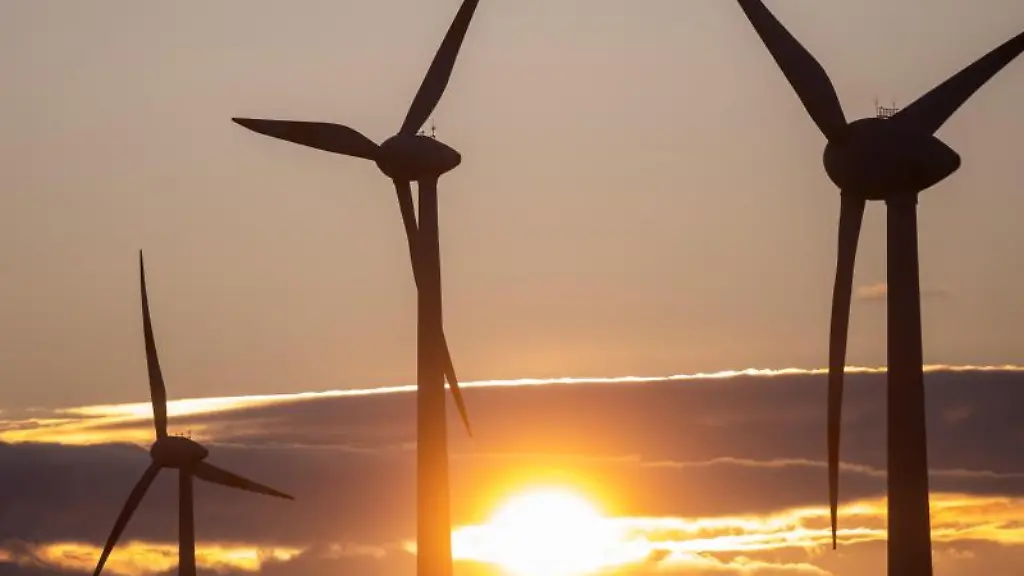 Die-Sonne-geht-hinter-Windkraftanlagen-unter