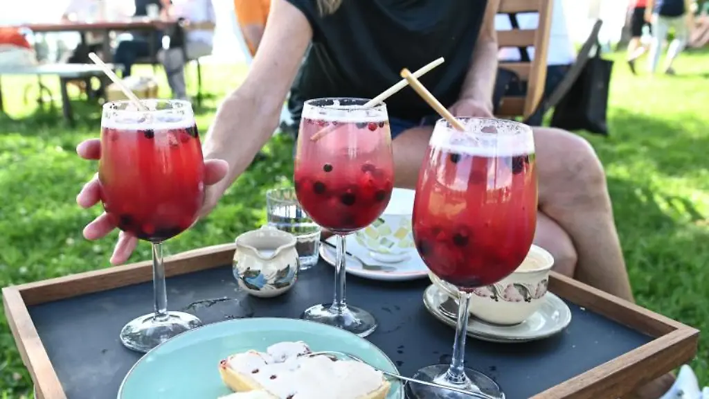 Eine-Frau-greift-nach-ihrem-alkoholfreien-Cocktail