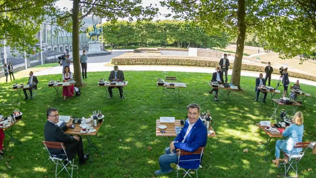 Kabinettsmitglieder-sitzen-unter-der-Leitung-von-Ministerpraesident-Markus-Soeder-M