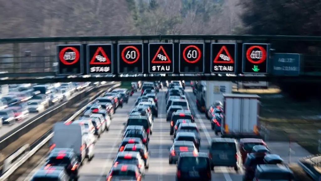 Dichter-Verkehr-schiebt-sich-ueber-die-Autobahn