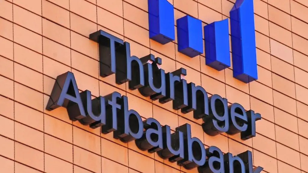 Das-Logo-am-Hauptsitz-der-Thueringer-Aufbaubank-in-Thueringen