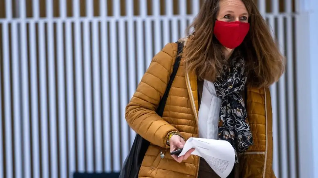 Bettina-Martin-SPD-kommt-zu-einer-Sitzung-in-den-Landtag