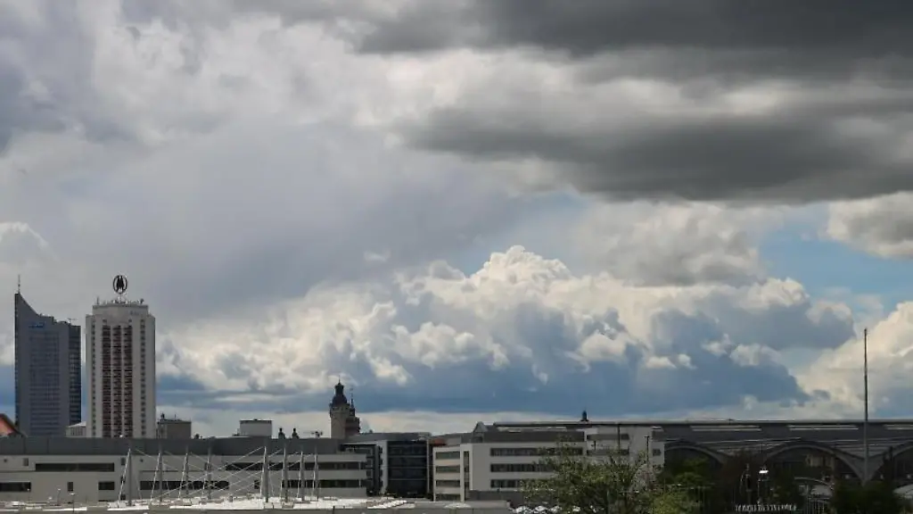 Wolken-ziehen-ueber-die-Leipziger-Innenstadt