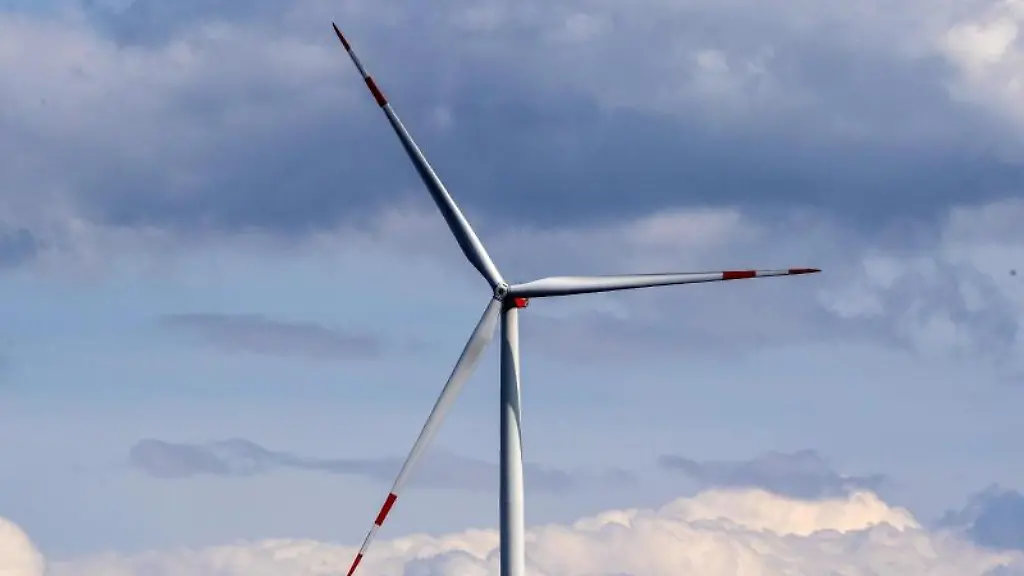 Ein-Windrad-steht-auf-einer-Anhoehe