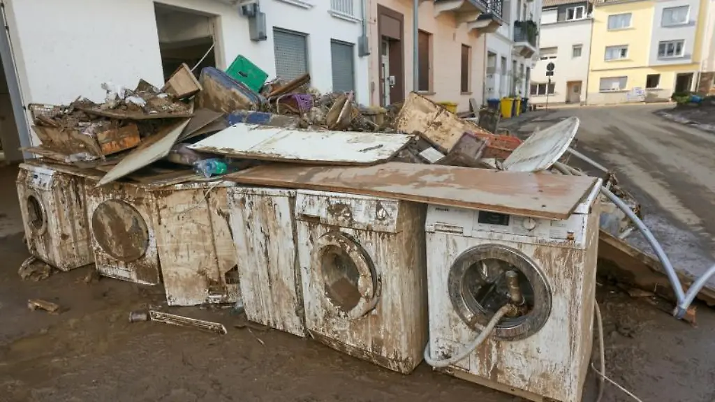 Zerstoerte-Waschmaschinen-stehen-vor-einem-Wohnhaus-in-Bad-Neuenahr-Ahrweiler