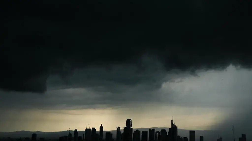 Tiefschwarze-Gewitterwolken-verdunkeln-den-Himmel-ueber-Frankfurt-am-Main