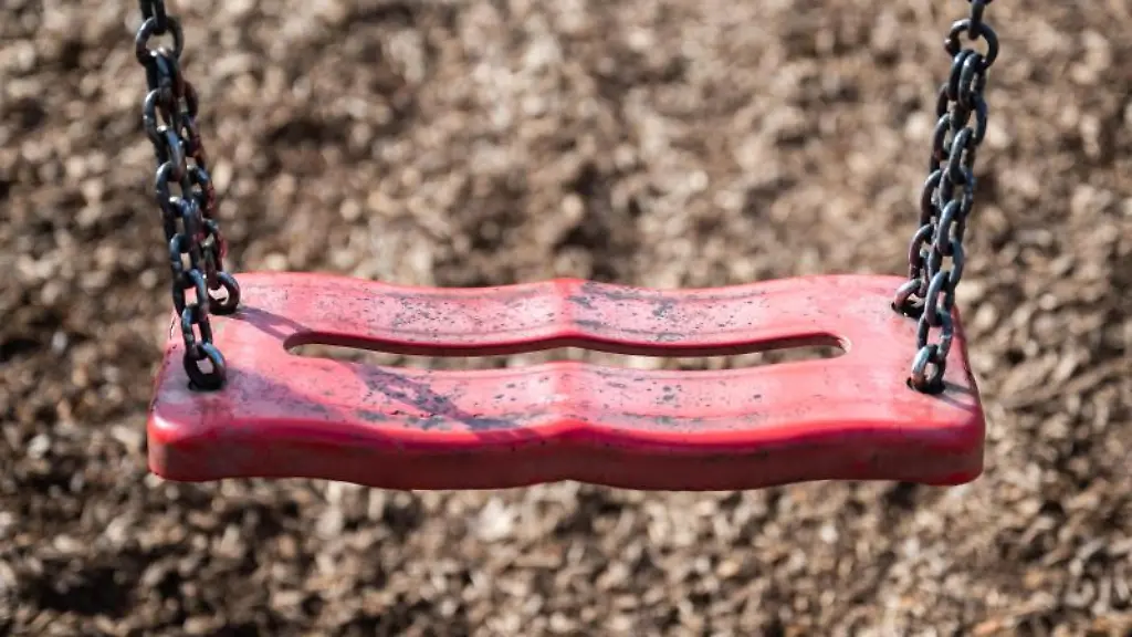 Eine-Schaukel-haengt-auf-einem-Kinderspielplatz