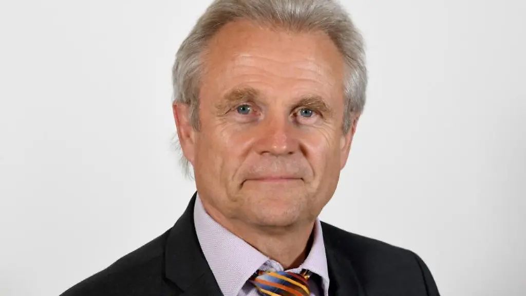 Heiner-Dunckel-SPD-Abgeordneter-im-Landtag-von-Schleswig-Holstein-schaut-in-die-Kamera