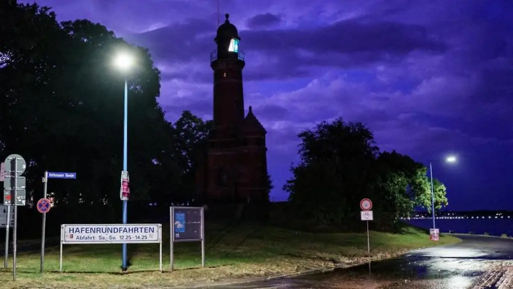 Die-Strassen-in-Kiel-sind-am-Abend-ueberflutet