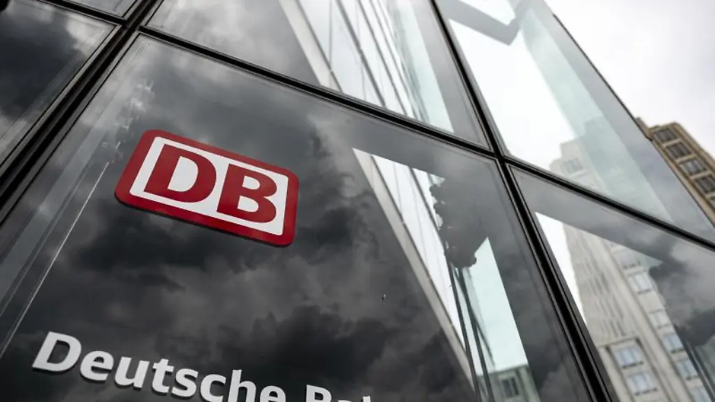 Der-Schriftzug-mit-Logo-steht-an-der-Zentrale-der-Deutschen-Bahn-in-Berlin