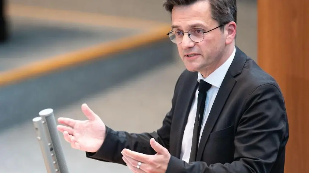 Thomas-Kutschaty-SPD-Vorsitzender-der-SPD-Fraktion-spricht