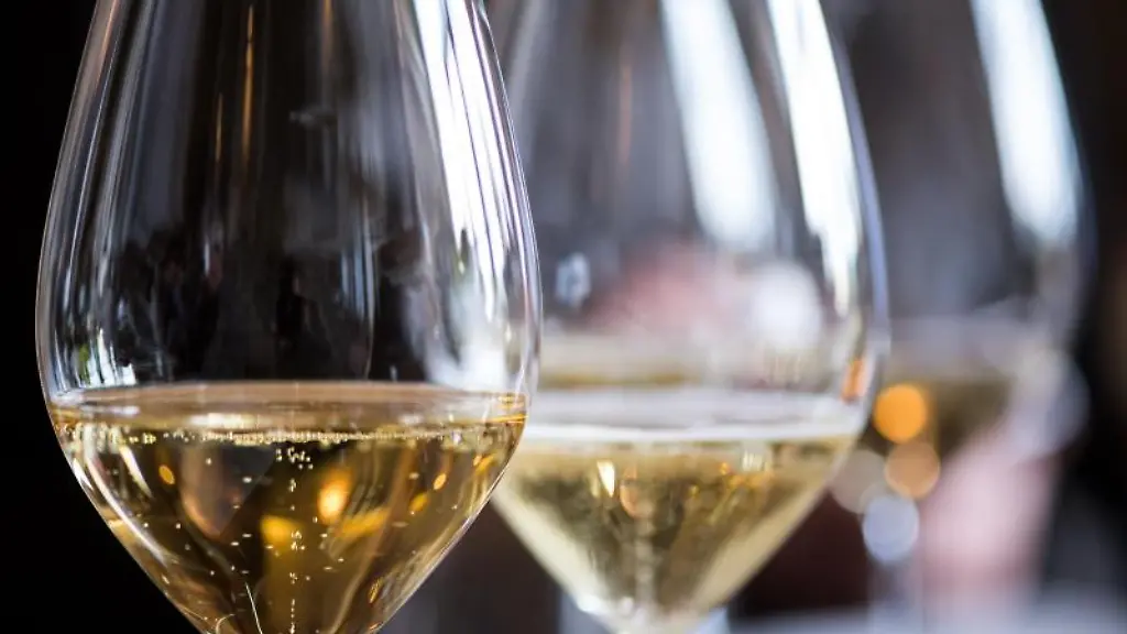 Weinglaeser-stehen-auf-einer-Theke