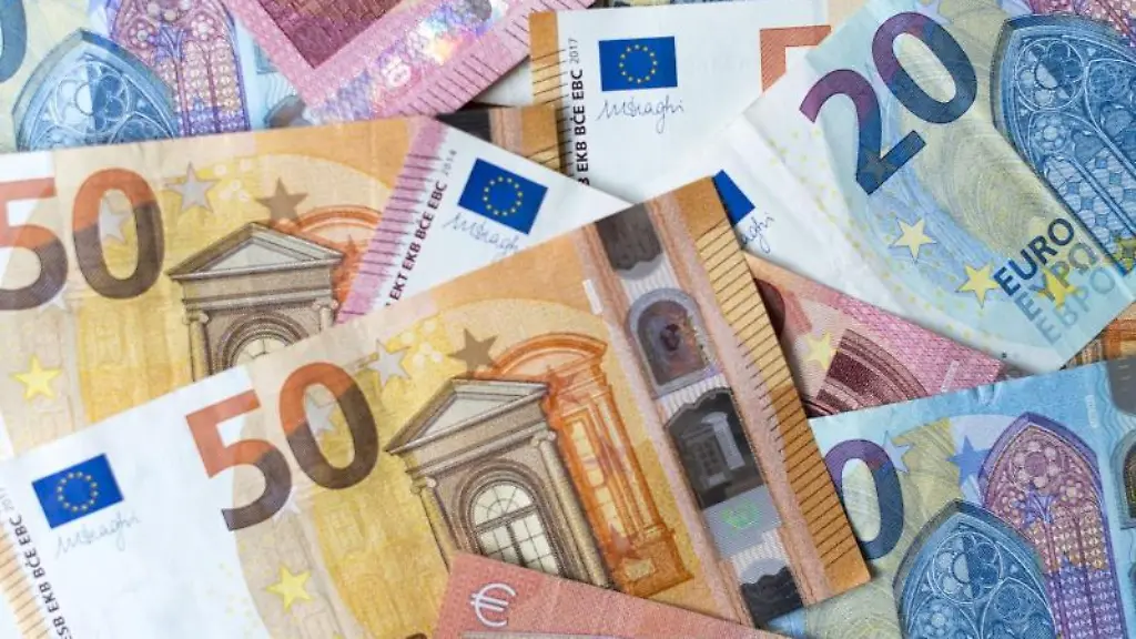 Zahlreiche-Banknoten-zu-10-20-und-50-Euro-liegen-auf-einem-Tisch