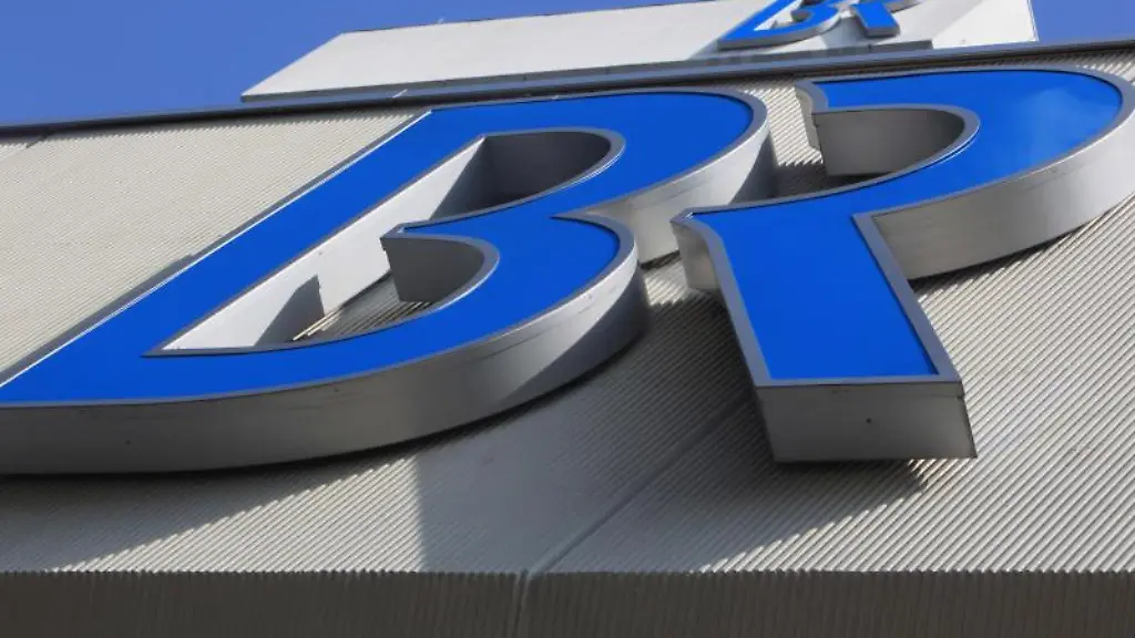 Das-Logo-des-Bayerischen-Rundfunks-ist-am-Funkhaus-in-Muenchen-zu-sehen