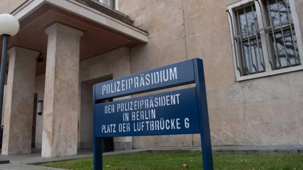 Polizeipraesidium-steht-auf-dem-Hinweisschild-vor-dem-Polizeipraesidium-am-Platz-der-Luftbruecke