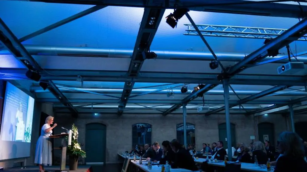 Die-Praesidentin-der-DEHOGA-Bayern-Angela-Inselkammer-spricht-in-Bamberg