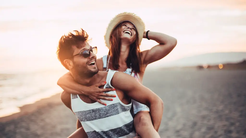 Kleidung-gegen-Schweissflecken-Diese-Outfits-ueberstehen-den-Hitzetest