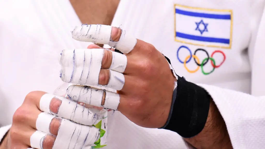 2021-07-26T052031Z-504954135-SP1EH7Q0EU52N-RTRMADP-3-OLYMPICS-2020-JUD-M-73KG-8FNL