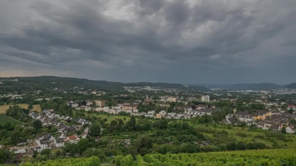 Regenwolken-ziehen-ueber-Trier